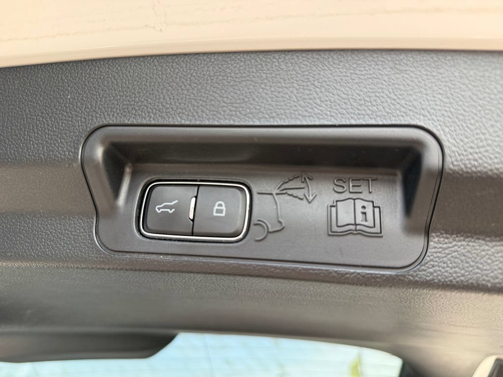 Used 2022 Ford Explorer XLT w/ Equipment Group 202A AWD/4WD image 41