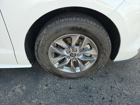 Used 2024 Toyota Sienna LE image 10