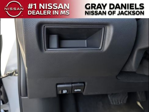 New 2025 Nissan Versa SR image 11