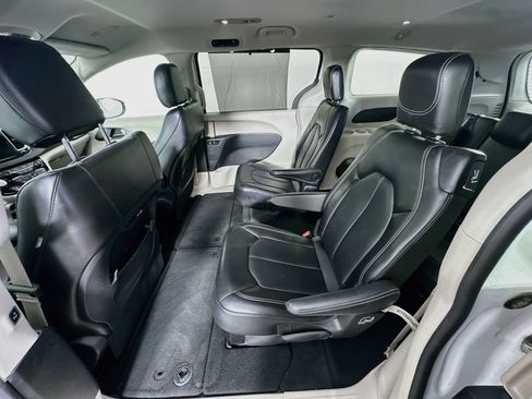 Used 2024 Chrysler Pacifica Touring-L FWD image 29