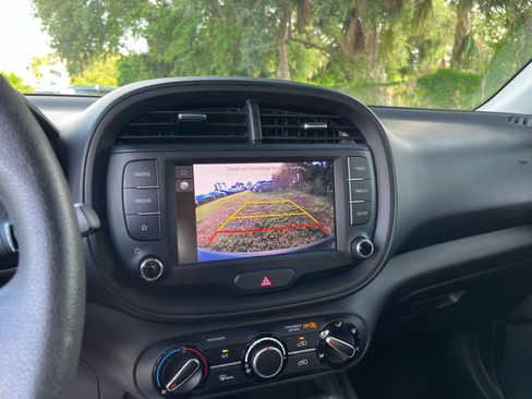 Used 2025 Kia Soul LX w/ LX Technology Package FWD image 18