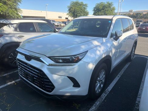 Used 2025 Toyota Grand Highlander AWD image 3