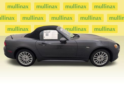 Used 2018 FIAT 124 Spider Classica RWD image 2