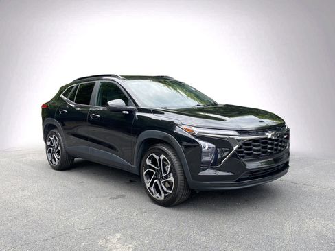 Used 2024 Chevrolet Trax RS FWD image 2