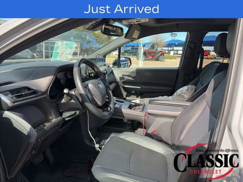 Used 2023 Toyota Sienna XLE Woodland Edition image 2