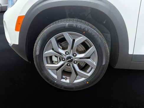 Used 2025 Kia Seltos LX AWD/4WD image 9