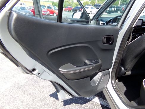 Used 2023 Hyundai Venue Limited FWD image 9