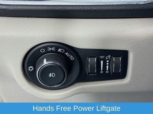 Used 2019 Chrysler Pacifica Touring-L Plus w/ Tire & Wheel Group image 12