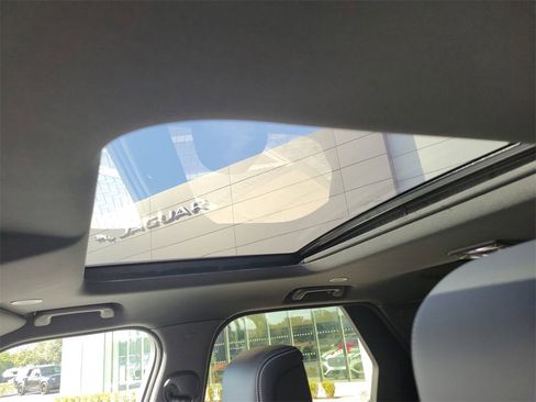 New 2025 Land Rover Discovery Dynamic SE image 28