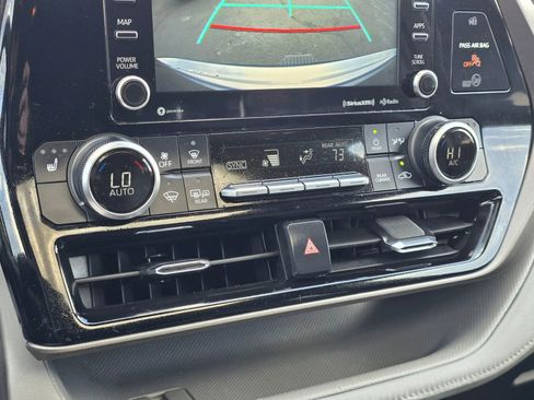 Used 2022 Toyota Highlander XLE AWD/4WD image 35