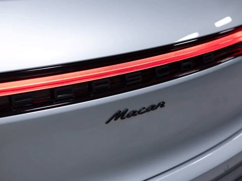 Certified 2026 Porsche Macan AWD/4WD image 18