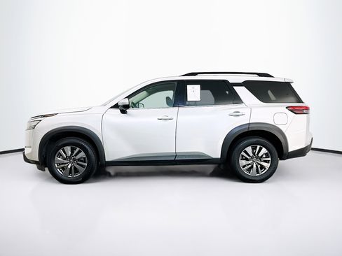 Used 2024 Nissan Pathfinder SV image 4