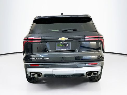 Used 2024 Chevrolet Traverse LT image 7