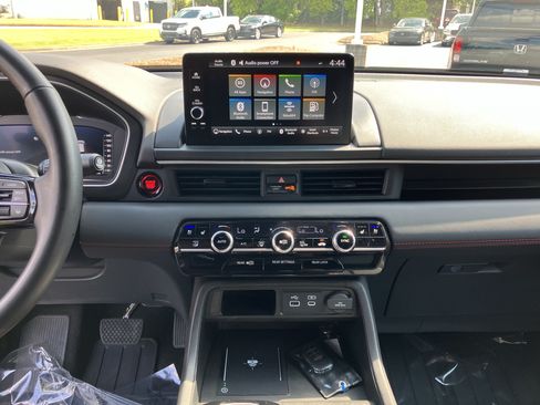 Certified 2025 Honda Pilot Black Edition image 25