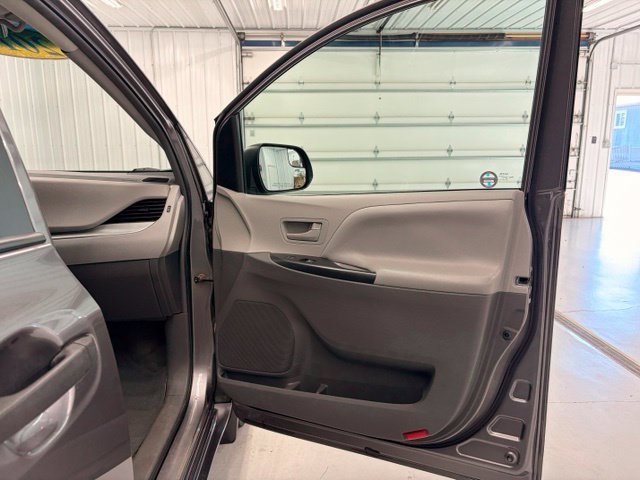Used 2017 Toyota Sienna L FWD image 10