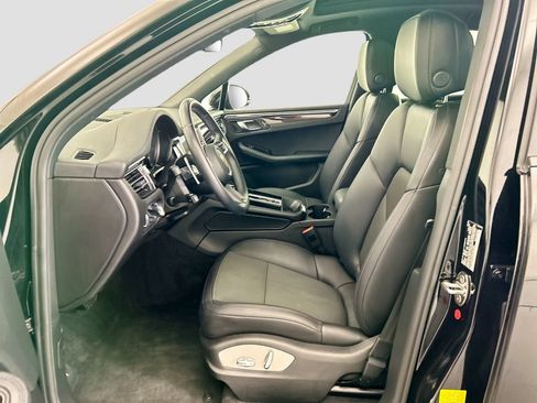 Certified 2024 Porsche Macan AWD/4WD image 5