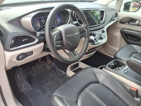 Used 2024 Chrysler Pacifica Touring-L FWD image 23