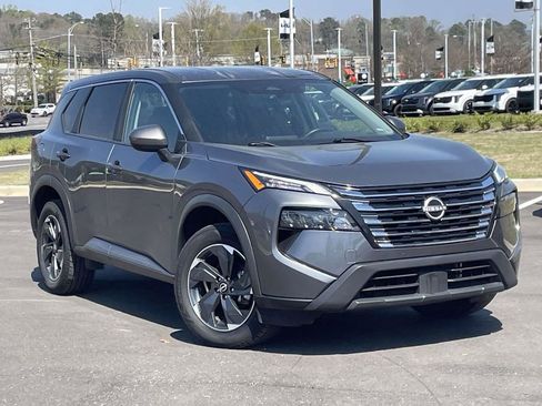 Used 2024 Nissan Rogue SV image 1