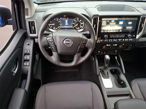 Used 2025 Nissan Frontier SV w/ SV Convenience Package image 2