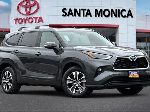Used 2023 Toyota Highlander XLE w/ Protection Package #3 (TMS) AWD/4WD image 1