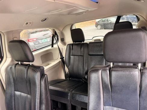 Used 2016 Chrysler Town & Country Touring FWD image 17