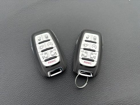 Used 2025 Chrysler Pacifica Select image 33