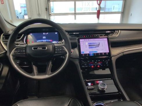 Used 2023 Jeep Grand Cherokee Limited w/ Luxury Tech Group II image 13