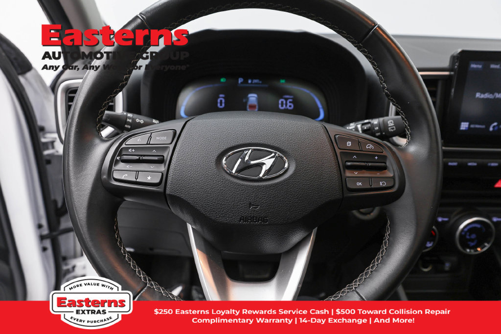 Used 2025 Hyundai Venue SEL FWD image 11