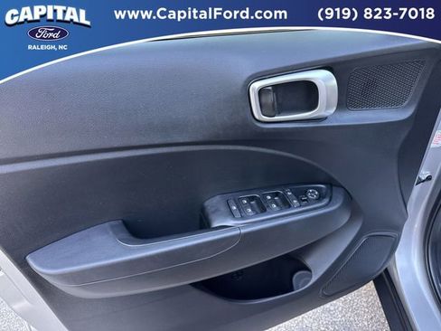 Used 2025 Hyundai Venue SEL FWD image 20