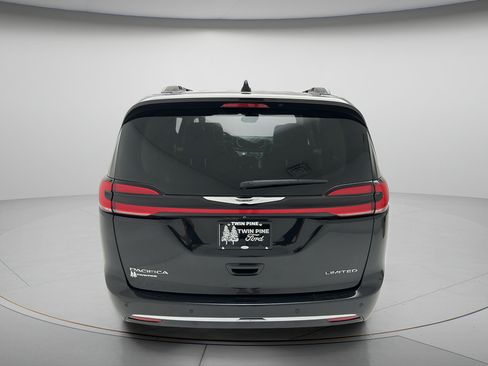 Used 2023 Chrysler Pacifica Limited FWD image 7