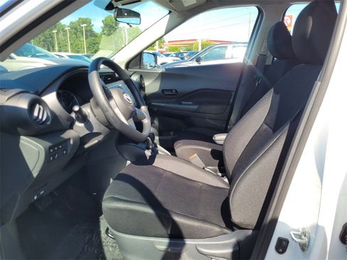 New 2025 Nissan Kicks Play S image 2