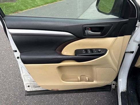 Used 2017 Toyota Highlander XLE image 25
