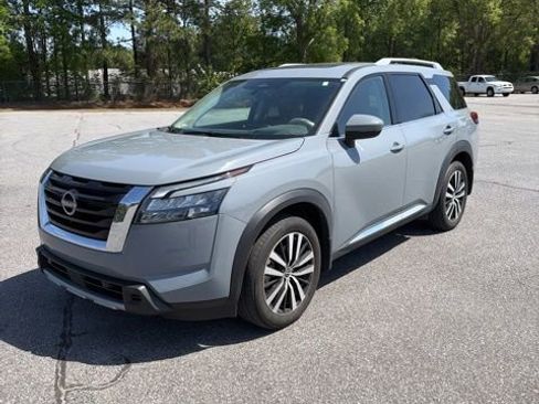 Used 2025 Nissan Pathfinder Platinum image 1