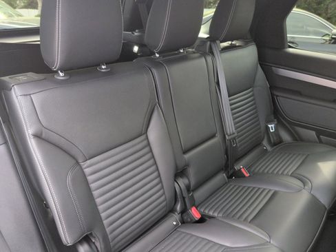 Used 2025 Land Rover Discovery Dynamic SE image 28