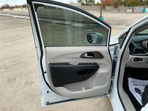 Used 2017 Chrysler Pacifica Touring-L w/ Tire & Wheel Group image 23