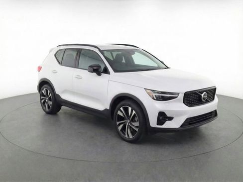 Certified 2024 Volvo XC40 B5 Plus w/ Protection Package Premier image 32