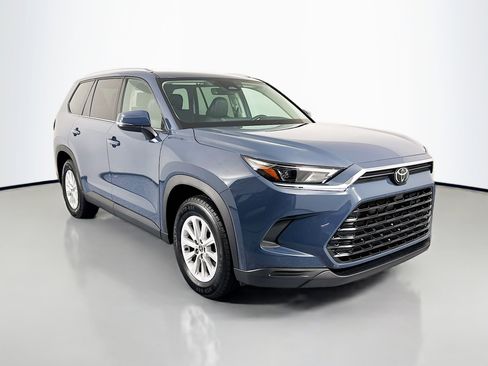 Used 2024 Toyota Grand Highlander XLE image 3