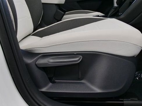 New 2026 Volkswagen Taos SE image 16