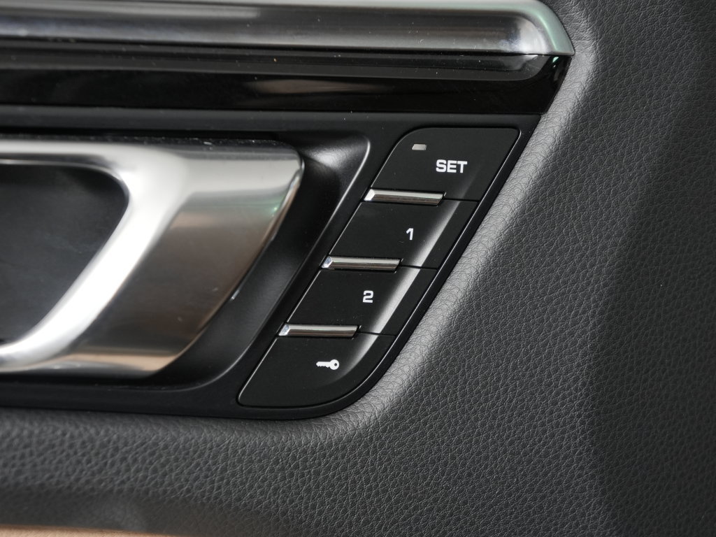 Certified 2023 Porsche Macan Turbo AWD/4WD image 18