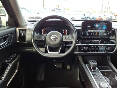 Used 2023 Nissan Pathfinder Platinum AWD/4WD image 13