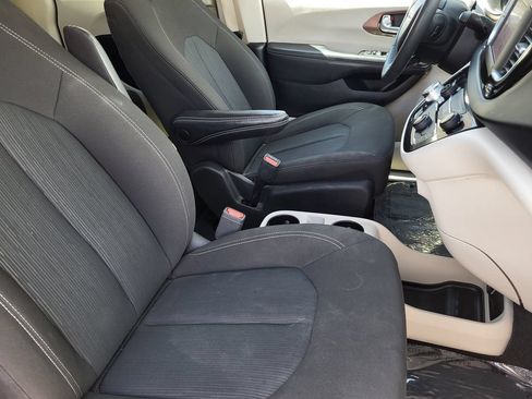 Used 2023 Chrysler Voyager LX FWD image 11