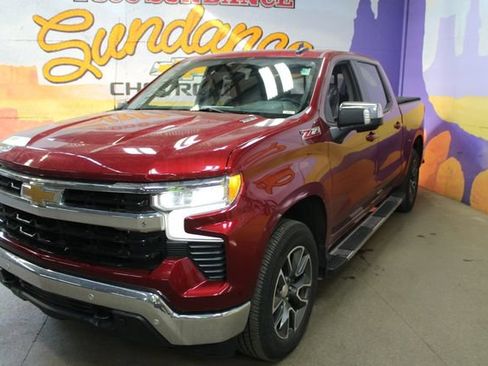 Used 2024 Chevrolet Silverado 1500 LT w/ Z71 Off-Road Package AWD/4WD image 4