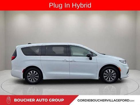 Used 2024 Chrysler Pacifica Limited FWD image 3