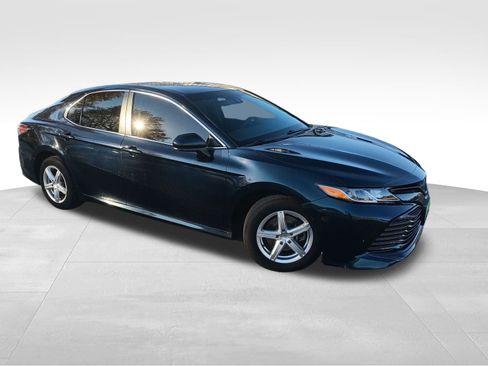 Used 2018 Toyota Camry L image 8