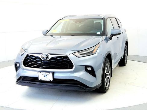 Used 2022 Toyota Highlander XLE AWD/4WD image 2