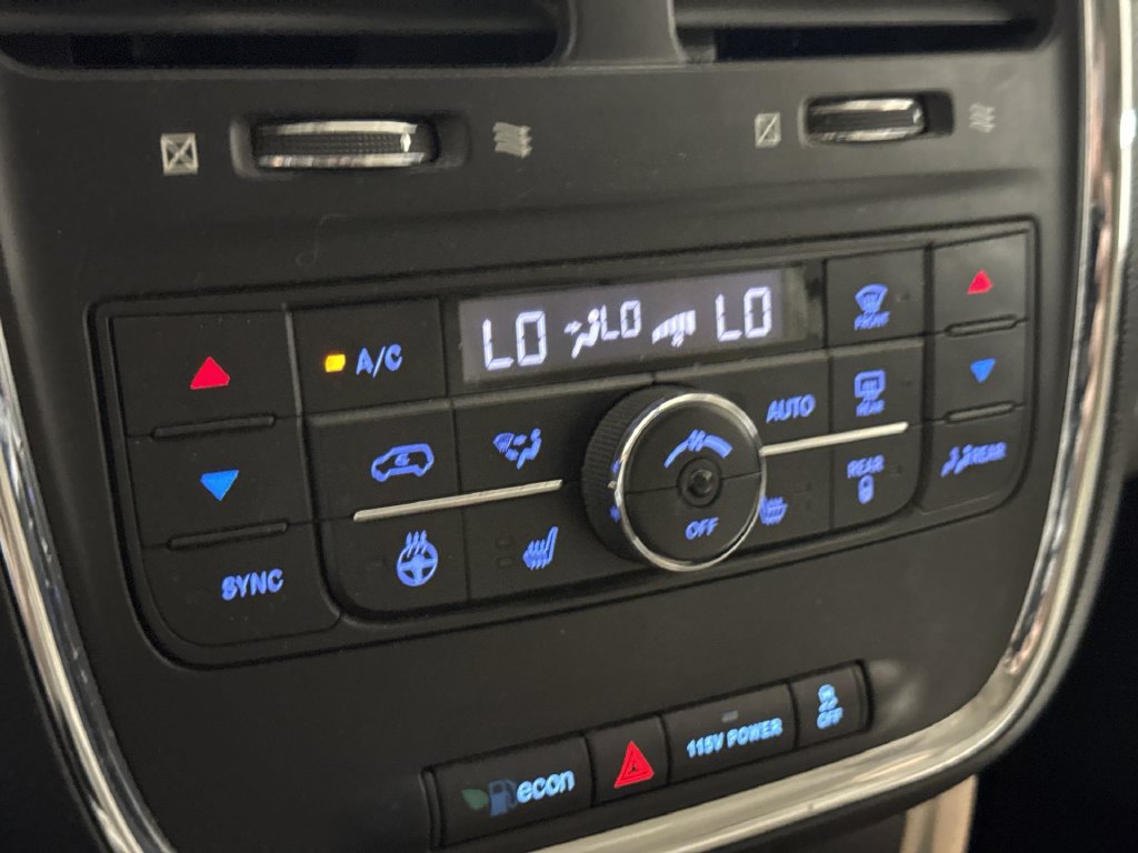 Used 2014 Chrysler Town & Country Touring-L w/ Driver Convenience Group FWD image 17
