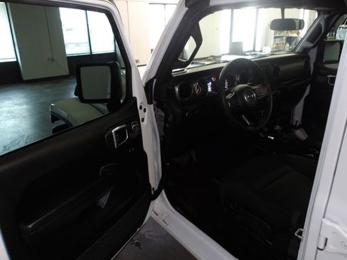 Used 2023 Jeep Gladiator Sport AWD/4WD image 8