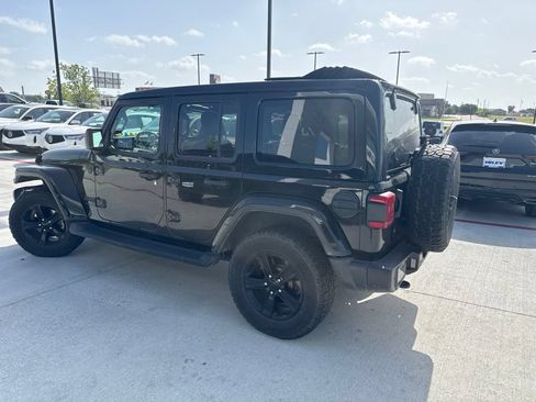 Used 2020 Jeep Wrangler Unlimited Sahara AWD/4WD image 3