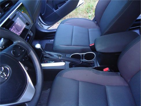 Used 2019 Toyota Corolla LE FWD image 18