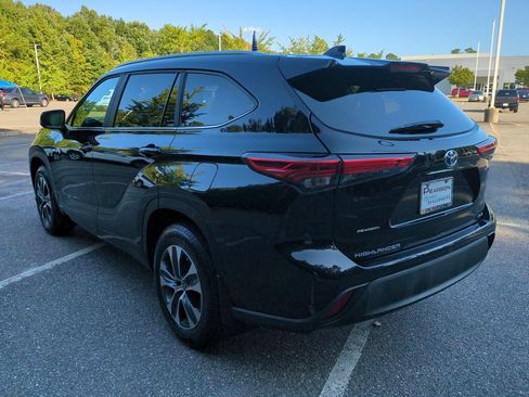 Used 2023 Toyota Highlander XLE AWD/4WD image 6